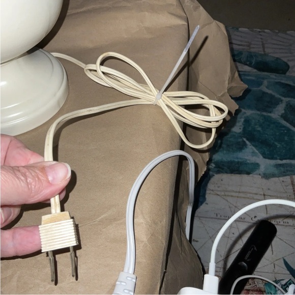 Vintage Rare Beautiful Floral Fenton Milk Hurricane Parlor Lamp Signed 1976 - Picture 6 of 16